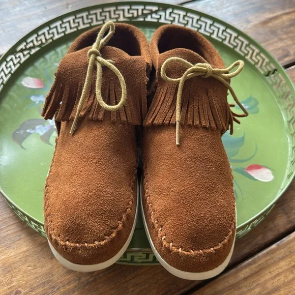 Minnetonka Classic Fringe Hard Sole Ankle Boot
Size 8 - Picture 2 of 6